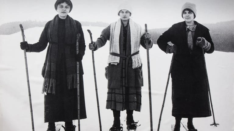 Drei Frauen auf Skiern, historische Aufnahme