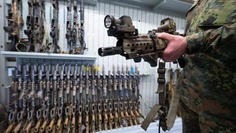 Soldat hält Sturmgewehr der Oberndorfer Waffenschmiede Heckler & Koch aus dem Kreis Rottweil