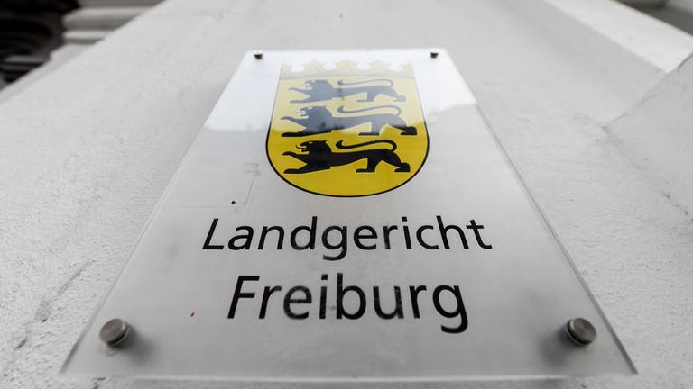 Gebäude-Schild mit Aufschrift "Landgericht Freiburg"