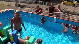 Schwimmlehrer Frank Guinand im mobilen Schwimmbecken der Eurometropole Straßburg