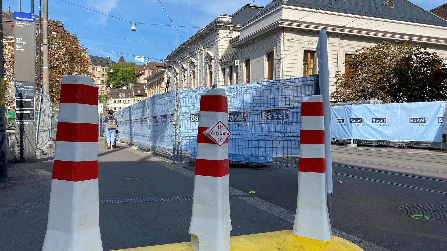 Sicherheitszäune vor dem Basler Stadtcasino