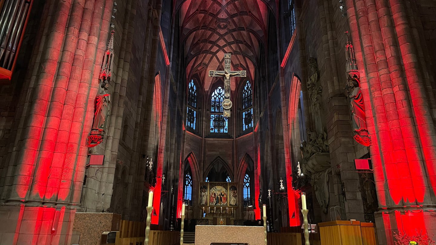 Der Innenraum des Freiburger Münster leuchtete Sonntagabend für eine Stunde lang rot. Damit will man auf die verfolgten und diskriminierten Christen aufmerksam machen.
