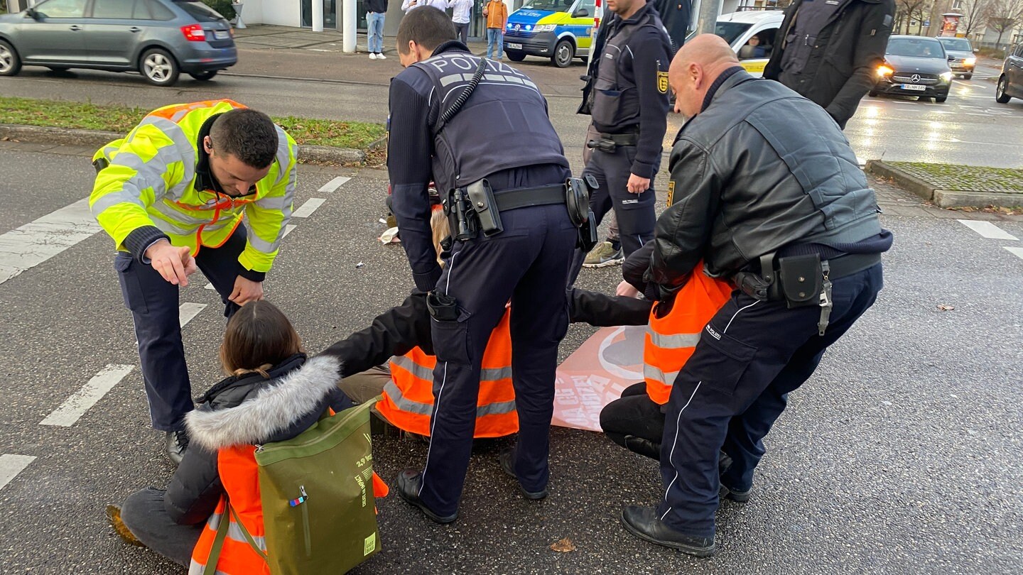 "Letzte Generation": Aktivisten Blockieren B3 In Freiburg - SWR Aktuell