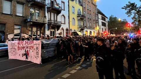 Protest Gegen Party-Verbote In Freiburg: Tausende Bei Demo - SWR Aktuell