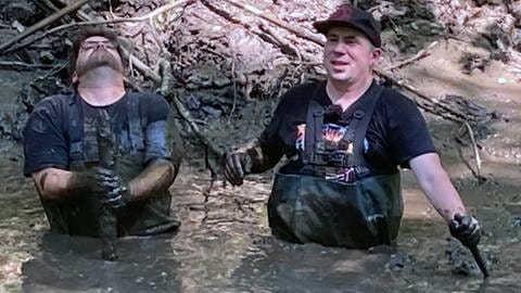 Johannes Burgstaller und Stefan Oberst auf Schildkrötenjagd im Tümpel 