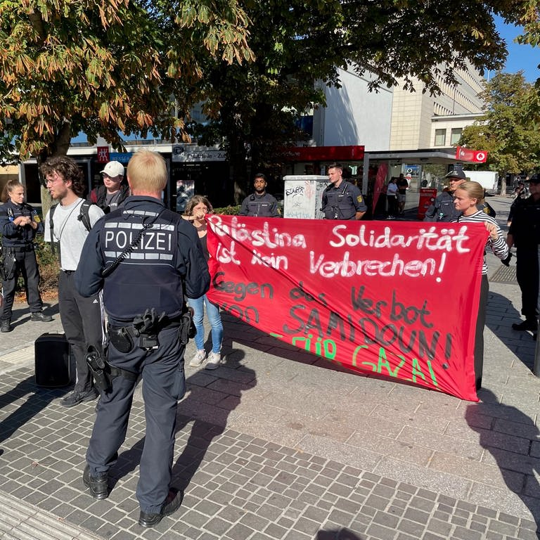 Baden-Württemberg: Israel-Flaggen abgerissen und verbrannt - SWR Aktuell