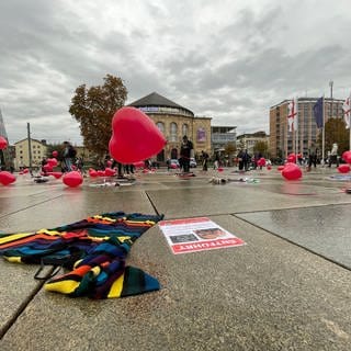 Auf dem Platz der Alten Synagoge in Freiburg ist mit Luftballons und Fotos an die von der Hamas entführten Menschen erinnert worden.
