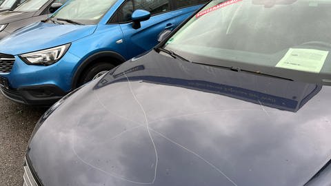 Autos zum zweiten Mal zerkratzt in Autohaus in Rottweil - SWR Aktuell