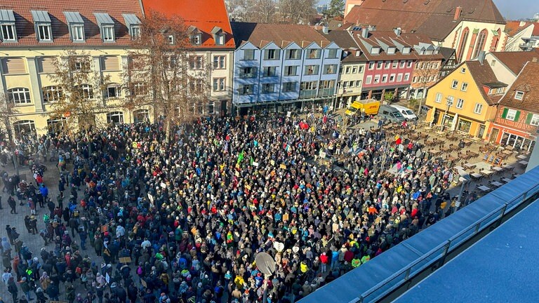 Tausende Demonstrieren In Südbaden Gegen Rechtsextremismus - SWR Aktuell