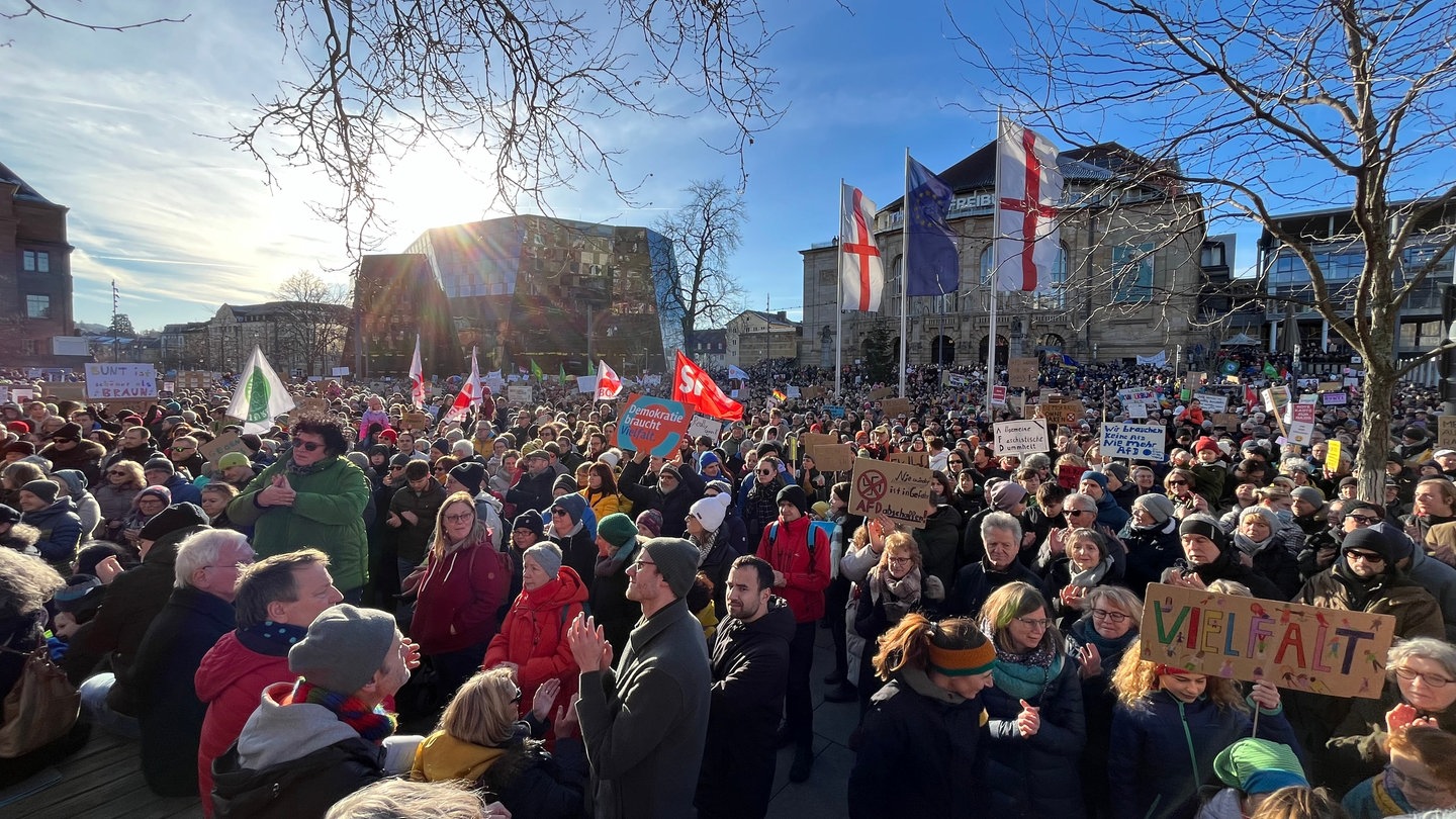 Tausende Protestieren In Freiburg Und Offenburg Gegen Rechts - SWR Aktuell