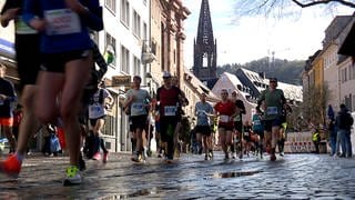 Marathon-Läufer beim 18. Freiburg-Marathon 2023 in der Innenstadt.
