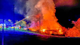 Ein Schwarzwaldhof steht in Haslach in Flammen