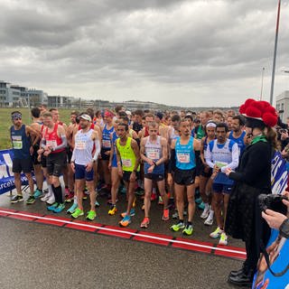 Die erste Gruppe kurz vor dem Start des 18. Freiburg-Marathons am 26. März 2023
