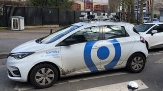 Ein Scan-Auto überprüft, ob für abgestellte Autos die Parkgebühren bezahlt wurden.