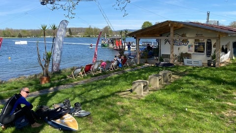 Anbaden beim Tunisee: Bei sommerlichen Temperaturen hat es viele Wasserratten auf die Wasserski oder auf das Wakeboard gezogen.