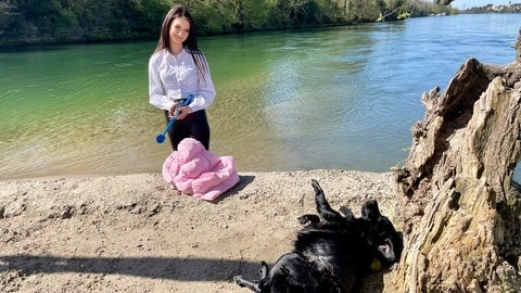 Da fühlt sich jemand pudelwohl: Spaziergängerin Michelle Lorenzo mit Hund Kira bei Rheinfelden.