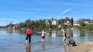 Die ersten Schritte im Rhein in diesem Jahr - für diese Kids in Rheinfelden geht es an diesem heißen April-Wochenende ins Wasser.