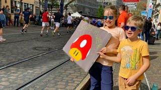 anfeuernde Kinder beim Marathon in Freiburg
