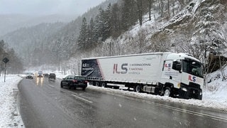 LKW bleiben im Höllental stecken