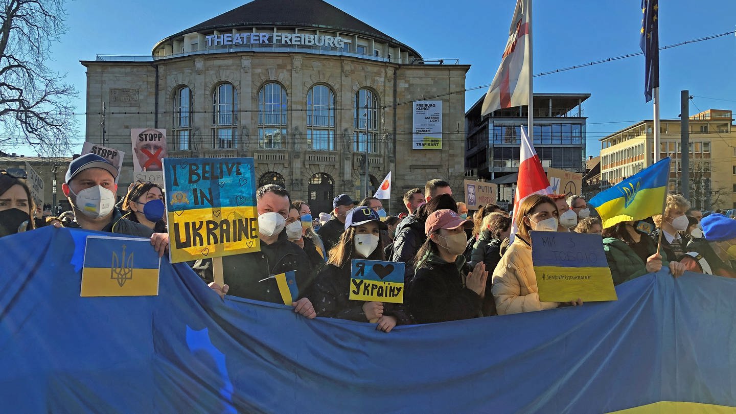 Solidaritäts-Aktion für die Ukraine auf dem Freiburger Platz der Alten Synagoge