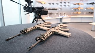 Zwei Sturmgewehre HK 4-16 des Waffenherstellers Heckler und Koch liegen in der Firmenzentrale in Oberndorf auf einem Tisch. 