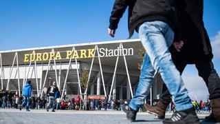 Besucher strömen zum Eingang des Europapark-Stadions des SC Freiburg