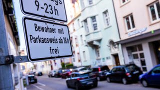 Anwohnerparken in Freiburg wird teurer. Der VGH hat einen Eilantrag dagegen nun abgelehnt.