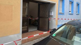 Eine offene Wohnungstür - davor ein Polizeiabsperrband: Tatort in Offenburg