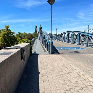 Mahnmal für deportierte Jüdinnen und Juden an der Wiwili-Brücke, der sogenannten Blauen Brücke, in Freiburg