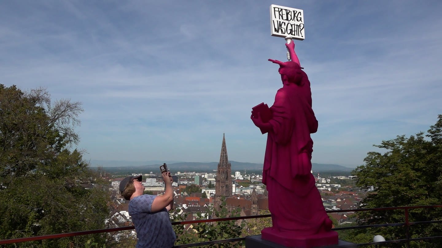 Die pinke Freiheitsstatue soll ein Zeichen gegen das Clubsterben in Freiburg sein.