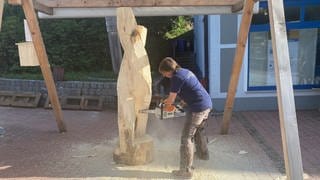 Bildhauer arbeiten auf dem Bildhauer Symposium in Sankt Blasien (Kreis Waldshut) Skulpturen aus Baumstämmen heraus