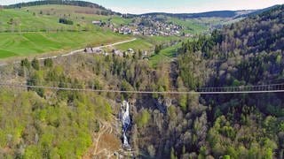 So soll sie aussehen, die Blackforestline-Hängebrücke über den Todtnauer Wasserfall (Foto-Montage)