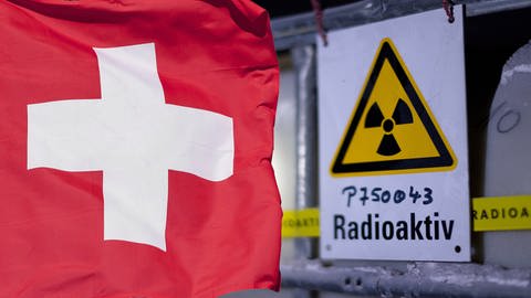 Schweizer Flagge und Atommüll