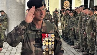 Appell der Deutsch-Französischen Brigade auf dem Markgräfler Platz in Müllheim: Militärischer Gruß von Brigadegeneral Jean Philippe Leroux