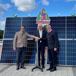 Kretschmann besucht die Rothaus-Brauerei und ihre Photovoltaikanlage in Grafenhausen
