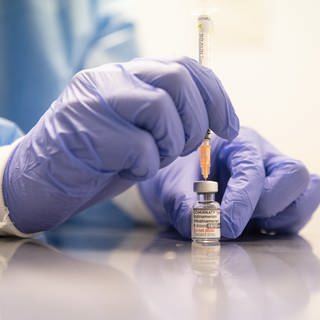 Die STIKO empfiehlt eine vierte Corona-Impfung mit den neuen angepassten Impfstoffen gegen die Omikron-Variante BA.1 und BA.45.