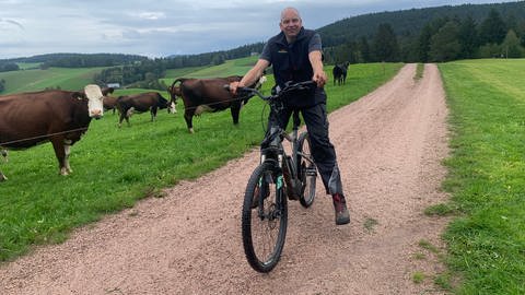 Landwirt Clemens Hug fährt mit E-Bike zu seinen Kühen. 
