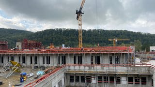 Auf der Baustelle des neuen Zentralklinikums in Lörrach explodieren die Baukosten.