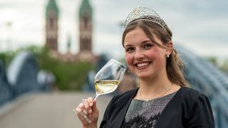 Sina Erdrich im Juni 2019 nach der Wahl zur Badischen Weinkönigin. Nun will die 24-Jährige auch Deutsche Weinkönigin werden.