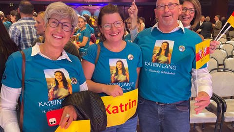 Hunderte Fans aus Ebringen haben Katrin Lang nach Neustadt zur Weinkönigin-Wahl begleitet und angefeuert