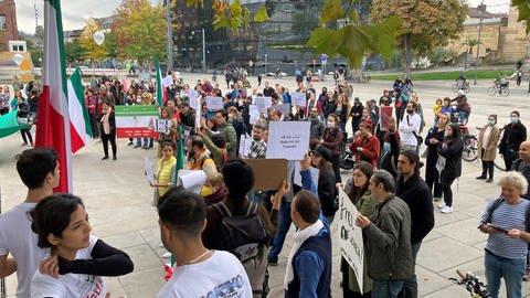 Menschen bekunden in Freiburg ihre Solidarität mit den Protesten im Iran