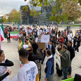 Menschen bekunden in Freiburg ihre Solidarität mit den Protesten im Iran