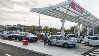 Eine Tankstelle der Supermarktkette Auchan hat Kraftstoff bekommen. Der Andrang ist groß.