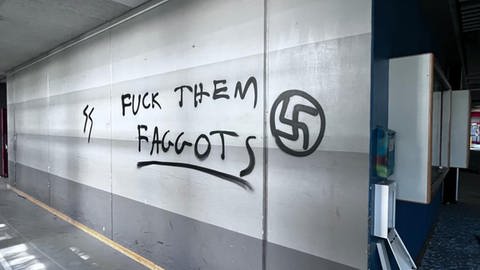Unbekannte haben die Wände der Staudinger Gesamtschule in Freiburg mit Nazi-Symbolen beschmiert. 
