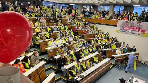 Hunderte Beschäftigte beim ver.di-Warnstreik an der Uniklinik Freiburg