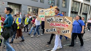 Beschäftigte der Uniklinik Freiburg gehen auf die Straße