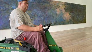 Hyperrealistische Figur des amerikanischen Künstlers Duane Hanson vor Claude Monets Seerosen