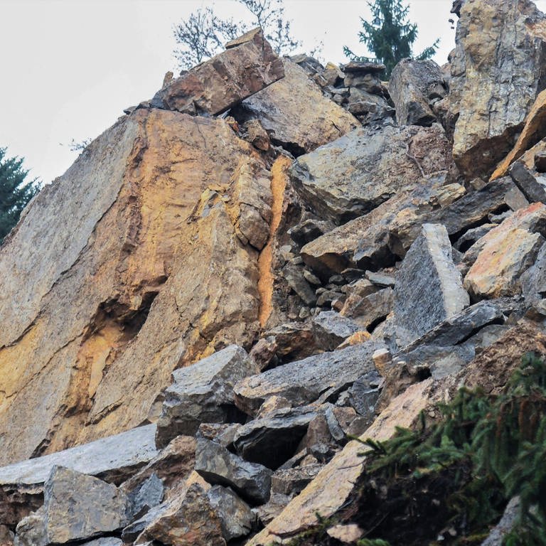 Abhang im Schwarzwald: Erde, Geröll und Felsbrocken drohen abzurutschen und müssen gesichert werden (Archivbild).