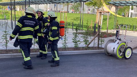 Die Feuerwehr im Einsatz bei der Uniklinik Freiburg, viele Menschen beobachten, was passiert: Es ist jedoch nur eine Übung.