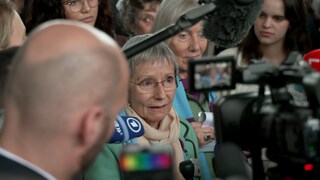 Eine der Klimaseniorinnen nach der Entscheidung des Gerichtshof für Menschenrechte in Straßburg.